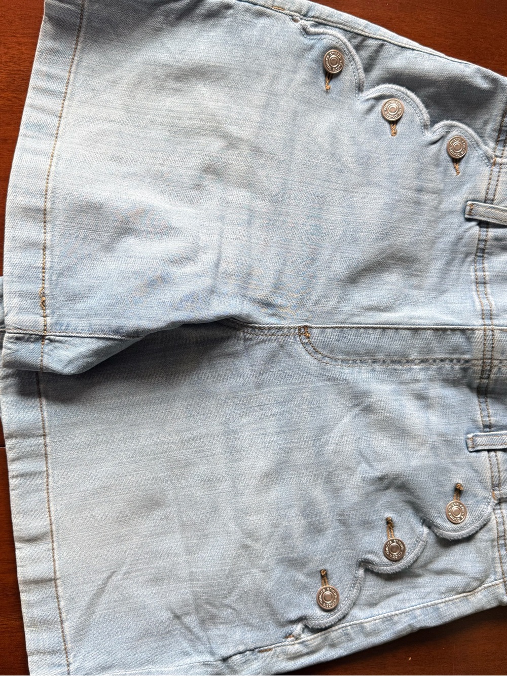 Chico’s Pull On Blue Jean shorts. Light wash. Button side pockets. Size 6